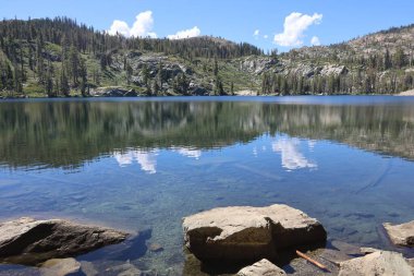 Fotoğraf: Büyük Ayı Gölü Eureka Plumas Ormanı, Kaliforniya