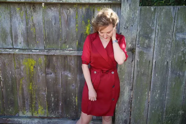 Gölün kenarındaki parkta güzel bir Rus kadının fotoğrafı.