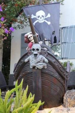 10-8-2023: Burlingame, California: California 'da Cadılar Bayramı süslemeleri, Korsan gemisi