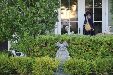 10-8-2023: Burlingame, California: Kaliforniya 'da Cadılar Bayramı süslemeleri