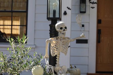 10-29-2023: Alameda, Kaliforniya, ABD: Cadılar Bayramı süsleri açık havada