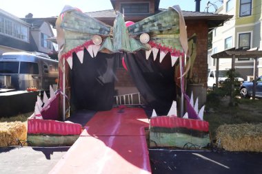 10-29-2023: Alameda, Kaliforniya, ABD: Cadılar Bayramı süsleri açık havada