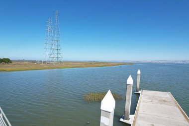 Palo Alto Baylands, Kaliforniya 'nın hava fotoğrafı. Bataklıkların, kaşarların ve mavi yaz gökyüzünün fotoğrafı.