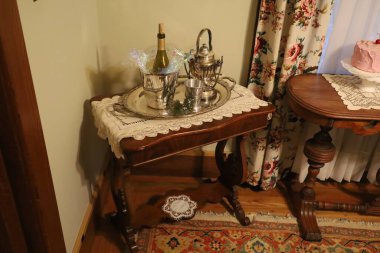 12-2-2023: Los Altos, Califronia: ABD: Los Altos Tarih Müzesi, Yemek Odası