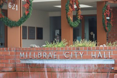 12-3-2023: Millbrae, California: Millbrae Belediye Binası ve Anayasa Meydanı, Kaliforniya