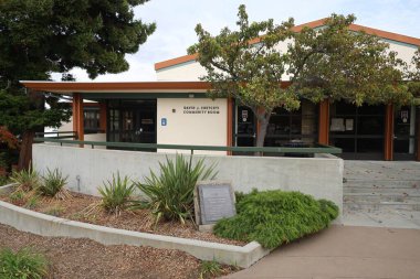 12-3-2023: Millbrae, California: Millbrae kütüphanesi şehir merkezine yakın 