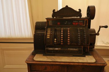 12-14-2023: San Francisco, California: San Francisco Tarih Derneği 'nde eski yazar kasa