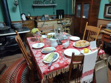 10-28-2023: Alamaeda, California: Alameda Şehir Müzesi, Kaliforniya, Akşam Yemeği Alanı