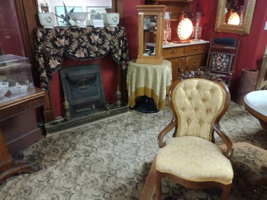 10-28-2023: Alamaeda, California: Alameda Şehir Müzesi, Kaliforniya, antika sandalyeler