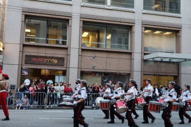 2-24-2024: San Francisco, California: Çin Yeni Yıl Geçidi 'nde yürüyüş bandosu,