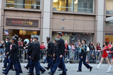 2-24-2024: San Francisco, California: Çin Yeni Yıl Geçidi 'nde yürüyüş bandosu,