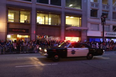 2-24-2024: San Francisco, California: Çin Yeni Yıl Geçidi, polis arabası 