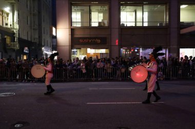 2-24-2024: San Francisco, California: Çin Yeni Yıl Geçidi, Bando