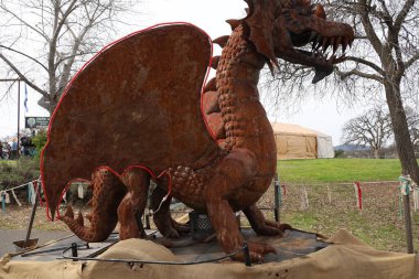 3-9-2024: Melekler Kampı, Kaliforniya: Kelt panayırı, Melekler kampı, Kaliforniya, ejderha heykeli