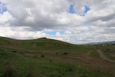 Coyote Hills 'deki manzara ve tepelerin fotoğrafı. Fremont California.