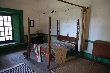 4-9-2024: Petaluma, California, ABD: Petaluma adobe locası, yatak odası