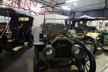 6-8-2024: Sacramento, California: Sacramento Otomobil Müzesi, Pierce ok arabası