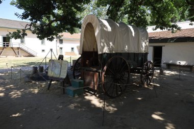 6-08-2024: Sacramento, California: Fort Sutter, örtülü vagon
