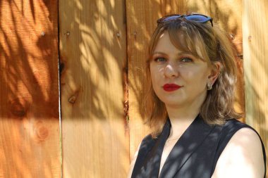 Gölün kenarındaki parkta güzel bir Rus kadının fotoğrafı.