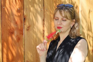 Gölün kenarındaki parkta güzel bir Rus kadının fotoğrafı.