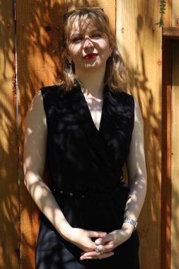 Gölün kenarındaki parkta güzel bir Rus kadının fotoğrafı.