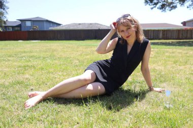 Gölün kenarındaki parkta güzel bir Rus kadının fotoğrafı.