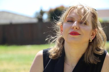 Gölün kenarındaki parkta güzel bir Rus kadının fotoğrafı.