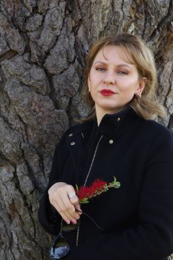 Gölün kenarındaki parkta güzel bir Rus kadının fotoğrafı.