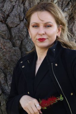 Gölün kenarındaki parkta güzel bir Rus kadının fotoğrafı.