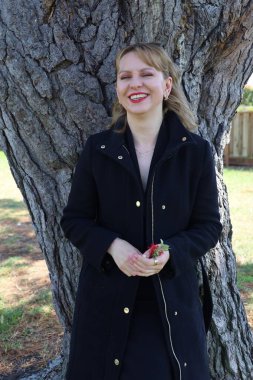 Gölün kenarındaki parkta güzel bir Rus kadının fotoğrafı.