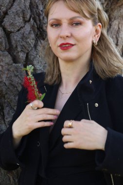 Gölün kenarındaki parkta güzel bir Rus kadının fotoğrafı.