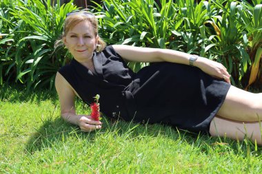 Gölün kenarındaki parkta güzel bir Rus kadının fotoğrafı.