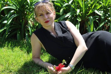 Gölün kenarındaki parkta güzel bir Rus kadının fotoğrafı.