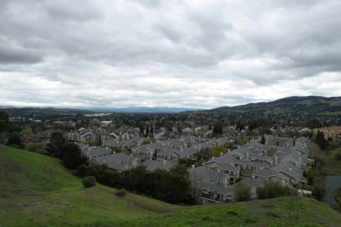 Dağların ve San Ramon 'un etrafındaki kır çiçeklerinin fotoğrafı. Yağmurdan sonra, havadan.