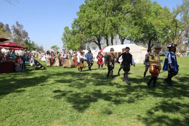 4-15-2023: Visalia, California: Rönesans Fuarında dönemin kostümleri içinde kraliyet geçidi
