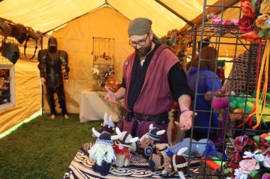 4-15-2023: Visalia, California: Rönesans Fuarında dönemin kostümleri içinde sanat eserleri ve satıcılar