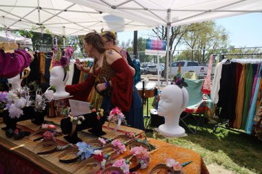 4-15-2023: Visalia, California: Rönesans Fuarında dönemin kostümleri içinde sanat eserleri ve satıcılar