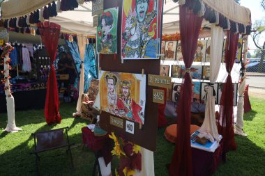 4-15-2023: Visalia, California: Rönesans Fuarında dönemin kostümleri içinde sanat eserleri ve satıcılar