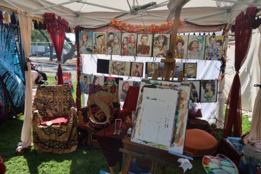 4-15-2023: Visalia, California: Rönesans Fuarında dönemin kostümleri içinde sanat eserleri ve satıcılar