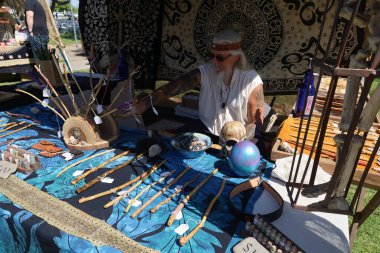 4-15-2023: Visalia, California: Rönesans Fuarında dönemin kostümleri içinde sanat eserleri ve satıcılar