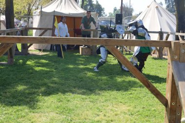 4-15-2023: Visalia, California: Rönesans Fuarında Şövalyeler Kılıç Dövüşü