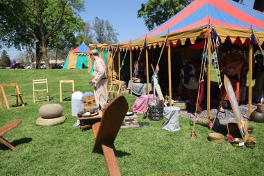4-15-2023: Visalia, California: Rönesans Fuarında dönem kostümleri giyen insanlar