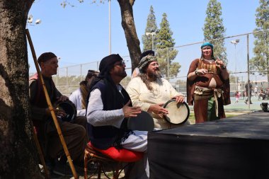 4-15-2023: Visalia, California: Rönesans Fuarında Dansçılar Dönem kostümleriyle