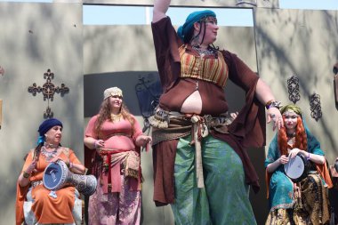 4-15-2023: Visalia, California: Rönesans Fuarında Dansçılar Dönem kostümleriyle