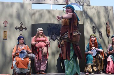 4-15-2023: Visalia, California: Rönesans Fuarında Dansçılar Dönem kostümleriyle