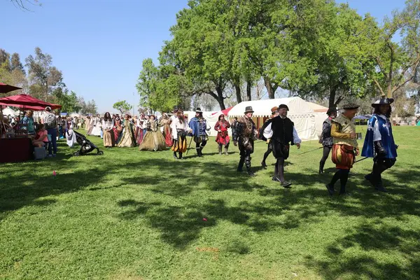 4-15-2023: Visalia, California: Rönesans Fuarında dönemin kostümleri içinde kraliyet geçidi