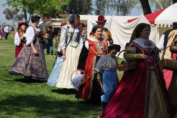 4-15-2023: Visalia, California: Rönesans Fuarında dönemin kostümleri içinde kraliyet geçidi