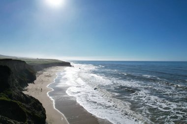 Yarım Ay Körfezi Kaliforniya sahil yolunun fotoğrafı.