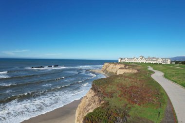 2 / 8 / 2022: Half moon Bay, California; Half Moon Bay sahil yolu ve Ritz Carlto 'nun fotoğrafı