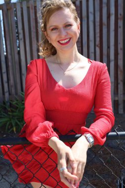 Gölün kenarındaki parkta güzel bir Rus kadının fotoğrafı.